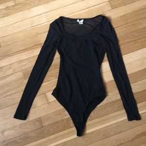 bodysuit w/ sheer sleeves 🖤